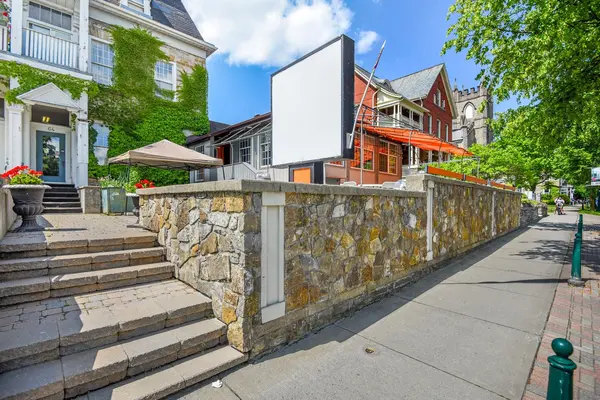 Brockville, ON K6V 1B3,64 King ST E