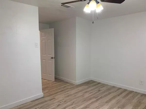 Denison, TX 75020,1046 W Collins Street