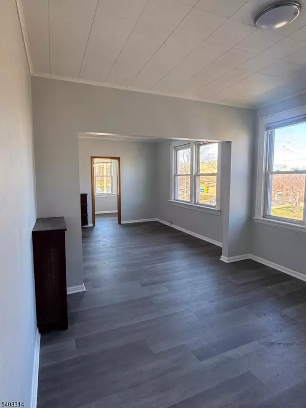 Linden City, NJ 07036,211 W Saint Georges Ave