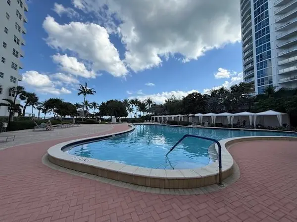 Hollywood, FL 33019,3001 S Ocean Dr #647