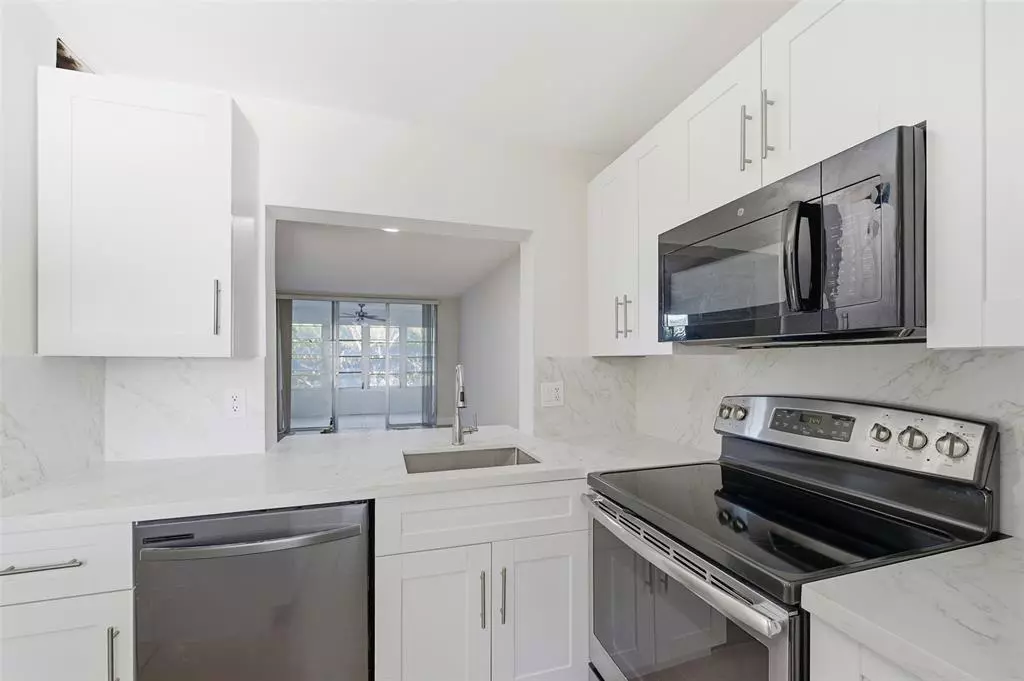 Davie, FL 33324,9430 Poinciana Pl #409