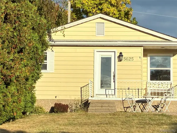 5625 Putnam DR, West Bloomfield, MI 48323