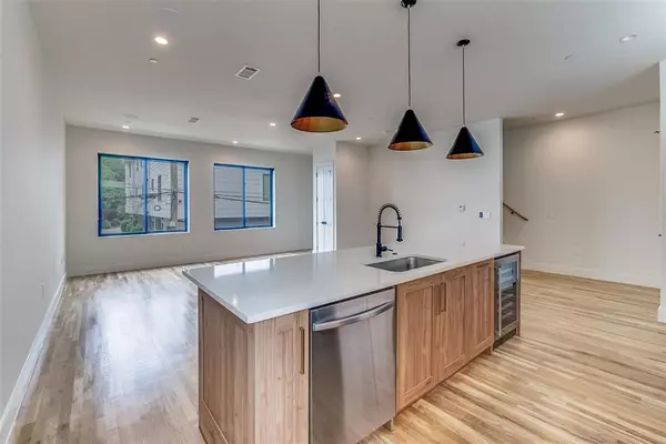 Dallas, TX 75206,5609 Live Oak Street #404