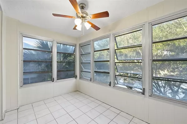 Davie, FL 33324,9430 Poinciana Pl #409