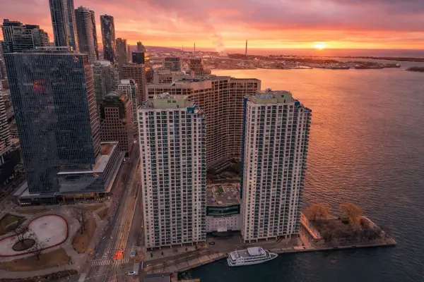 77 Harbour SQ #3703, Toronto C01, ON M5J 2S2