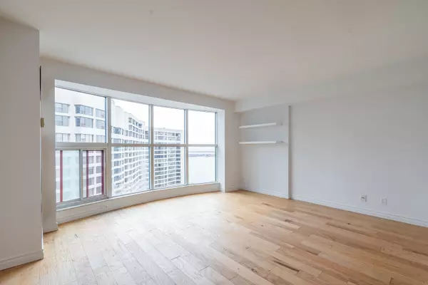 Toronto C01, ON M5J 2S2,77 Harbour SQ #3703