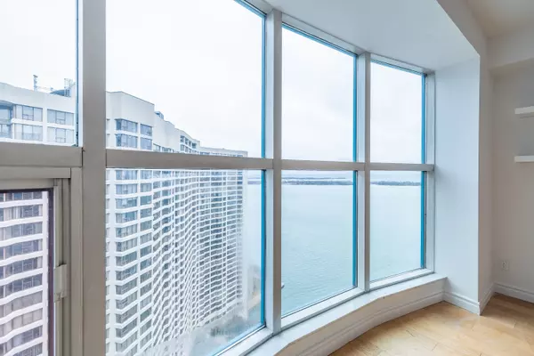 Toronto C01, ON M5J 2S2,77 Harbour SQ #3703