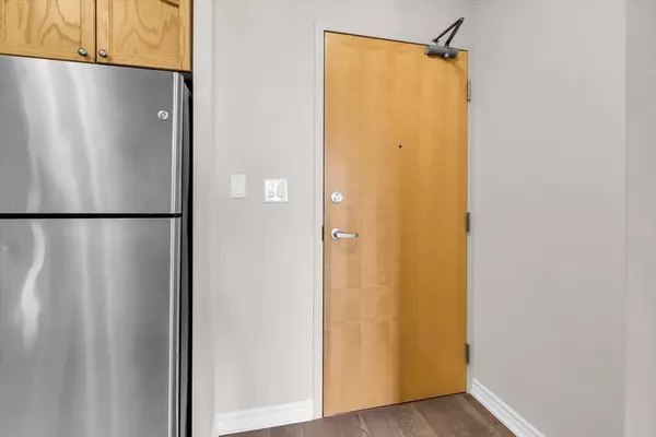 Toronto W06, ON M8W 0A2,3865 Lake Shore BLVD W #406