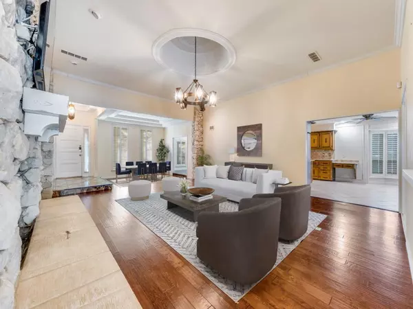 Dallas, TX 75243,9141 Loma Vista Drive