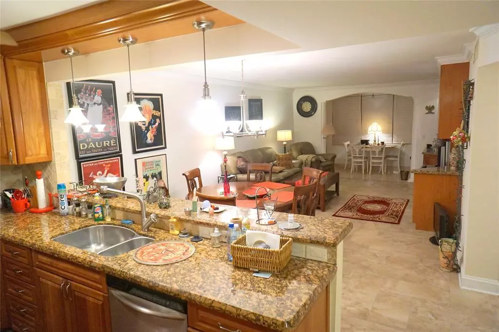 Lauderdale Lakes, FL 33311,2851 Somerset Dr #103