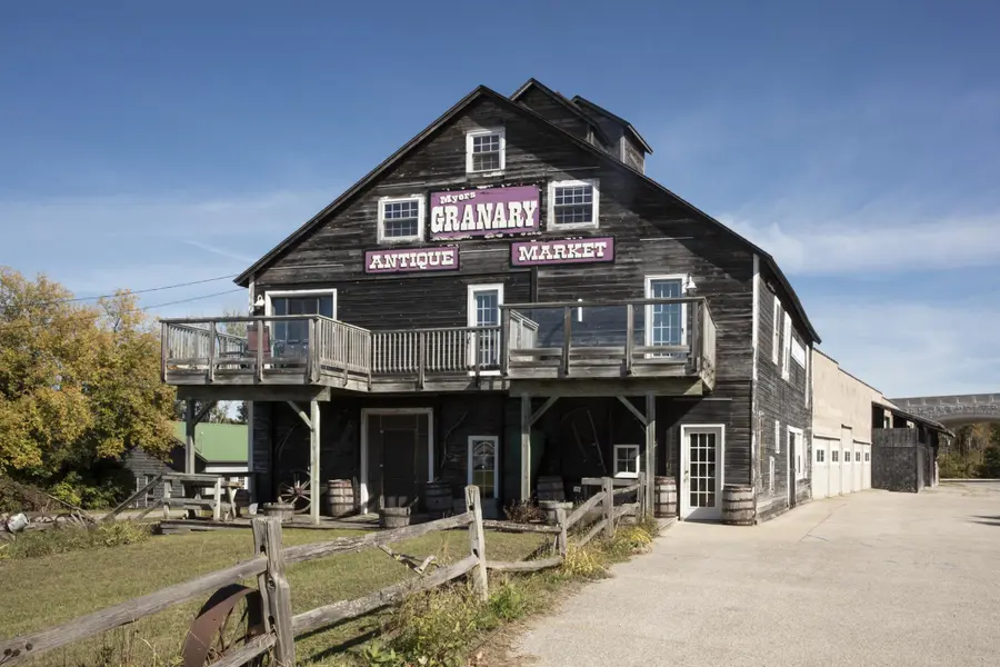 7300 Crystal AVE, Benzonia Twp, MI 49617