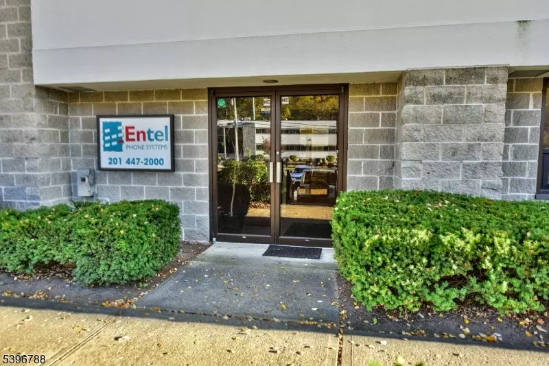 Pequannock Twp., NJ 07444,230 W Parkway, Unit 8