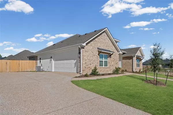 Hewitt, TX 76643,825 Forward Pass Drive