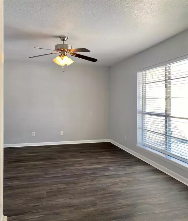 Bonham, TX 75418,2004 Blue Bird Circle