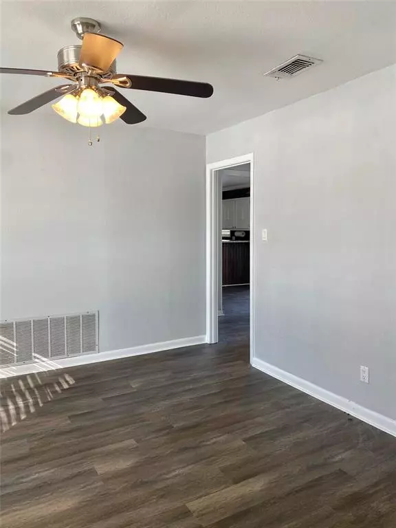 Bonham, TX 75418,2004 Blue Bird Circle