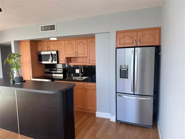 Miami Beach, FL 33141,900 Bay Dr #513