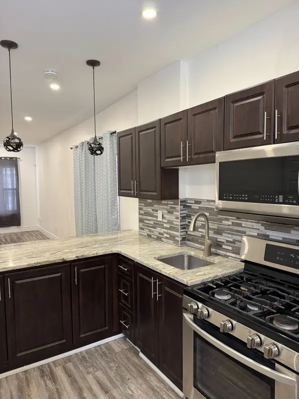 Hamilton, ON L8M 1E9,1152 King ST E #2