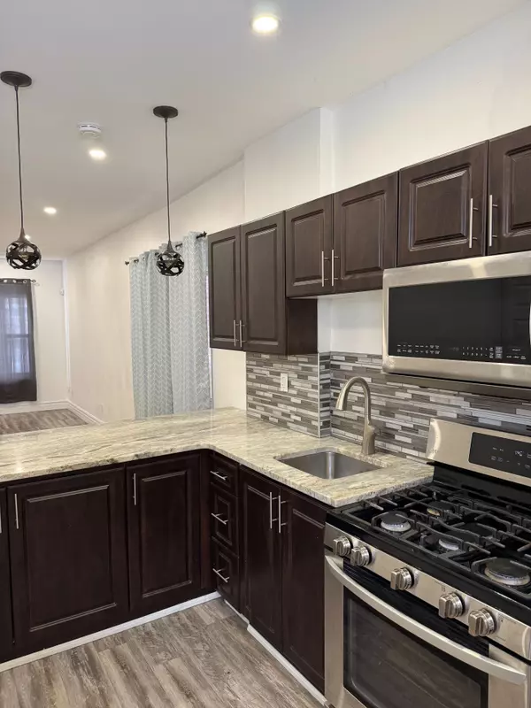 Hamilton, ON L8M 1E9,1152 King ST E #2