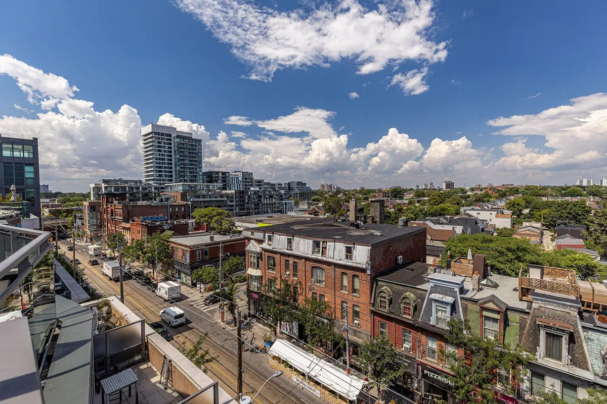 Toronto C01, ON M6J 0A4,1169 Queen ST #PH718