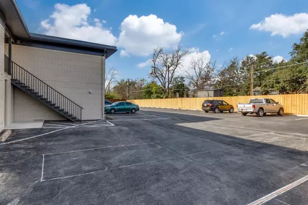 Dallas, TX 75214,5917 Gaston Avenue #117