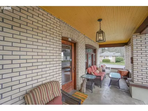 Camas, WA 98607,933 NE 3RD AVE