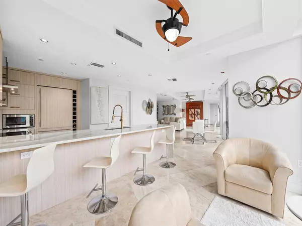 Fort Lauderdale, FL 33316,1200 Holiday Dr #208