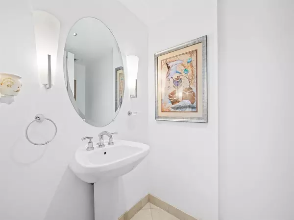 Fort Lauderdale, FL 33316,1200 Holiday Dr #208