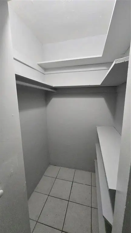 North Miami Beach, FL 33162,16951 NE 18th Ave #4