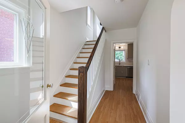 Toronto W08, ON M8X 2G7,1064 Royal York RD