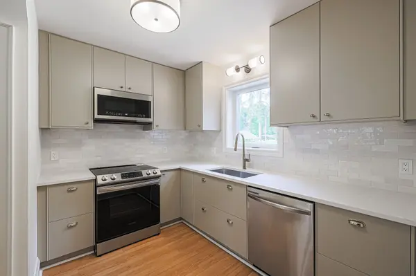 Toronto W08, ON M8X 2G7,1064 Royal York RD