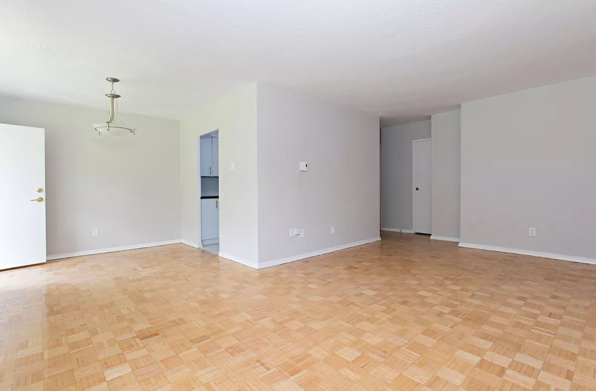 Toronto C10, ON M4P 1N5,525 Eglinton AVE E #804