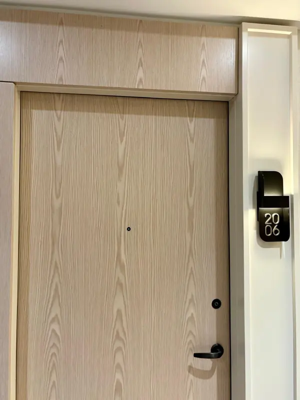 Toronto C13, ON M3C 0P9,10 Inn on the park DR #2006