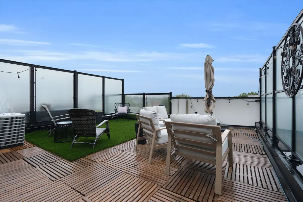 Aurora, ON L4G 3G5,600 Alex Gardner CIR #112