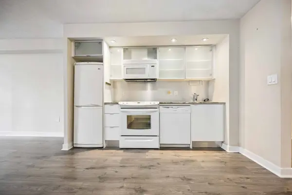 Toronto C01, ON M5V 3Z1,25 Telegram Mews #1003