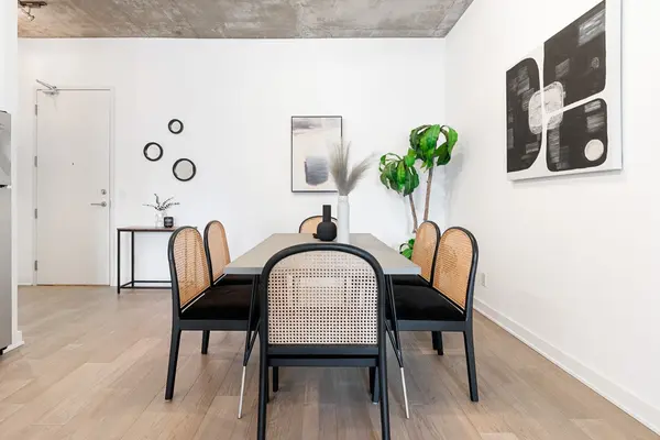 Toronto C01, ON M5V 2P4,60 Bathurst ST #608