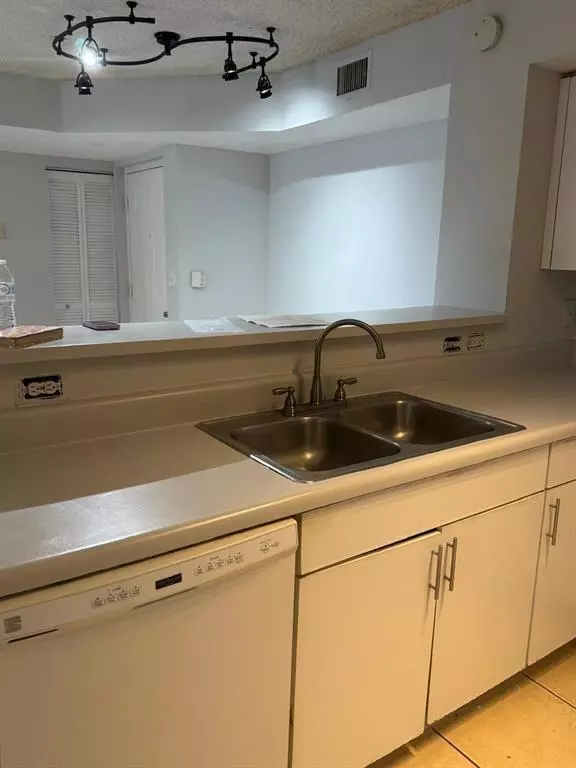 Pompano Beach, FL 33073,4808 N State Road 7 #204