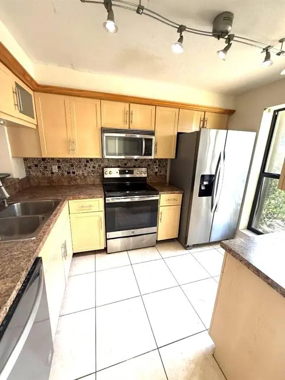 3070 S Oakland Forest Dr #306, Oakland Park, FL 33309