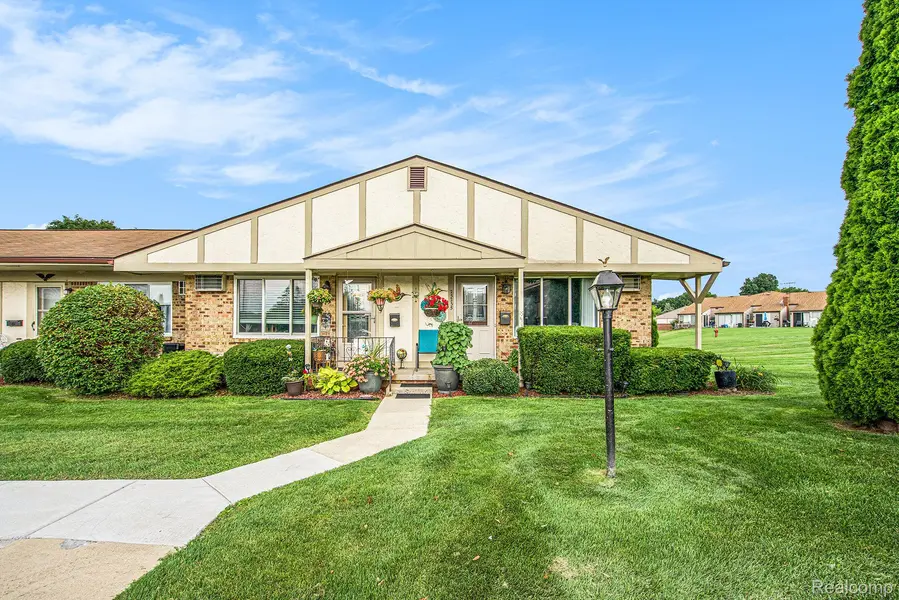 25235 Franklin Terrace RD #8, South Lyon, MI 48178