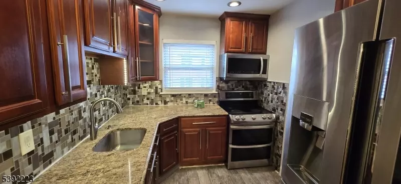 Linden City, NJ 07036,100 Luttgen Pl #B1