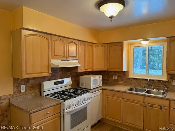 Dearborn Heights, MI 48127,24941 Rouge River DR