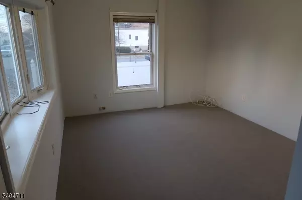 Elmwood Park Boro, NJ 07407,173 E 54Th St