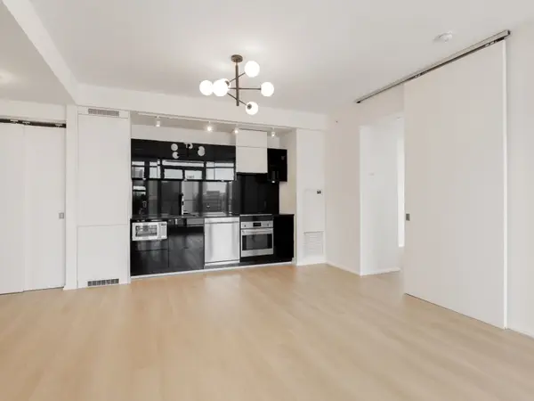 Toronto C01, ON M5V 0M2,125 Peter ST #2308