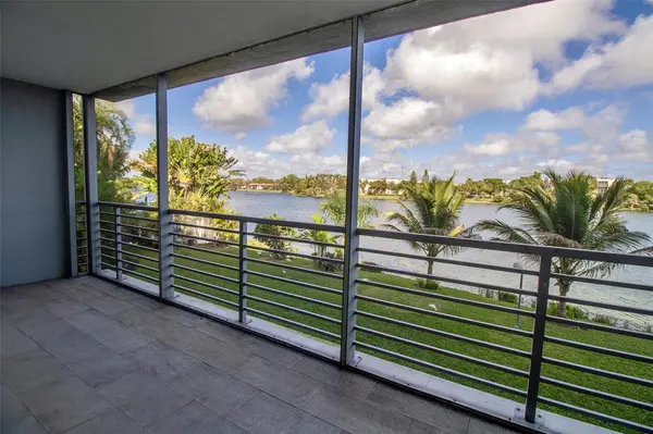 Miami, FL 33179,877 NE 195th St #222