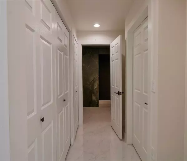 Miami, FL 33179,877 NE 195th St #222