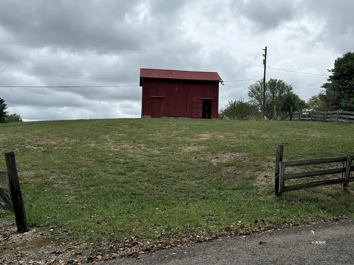 E Clinton St, Albany, OH 45710