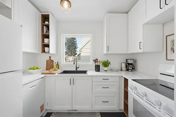 Winnipeg, MB R3J 1S1,166 Parkview ST