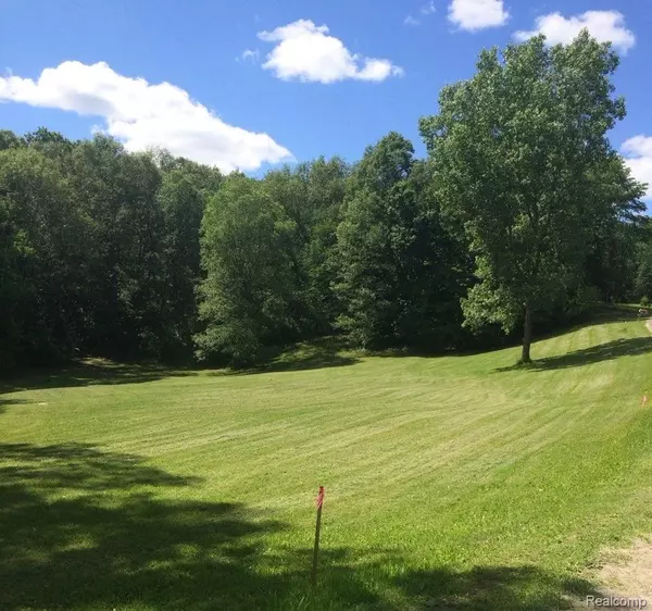 Fenton, MI 48430,6065 Victoria DR