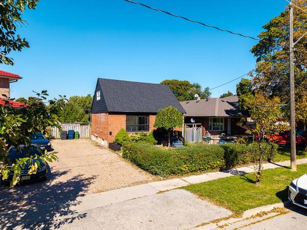 65 Barrhead CRES, Toronto W10, ON M9W 3Z8