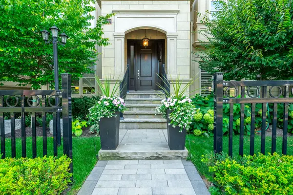 190 Dorval DR, Oakville, ON L6K 0H3