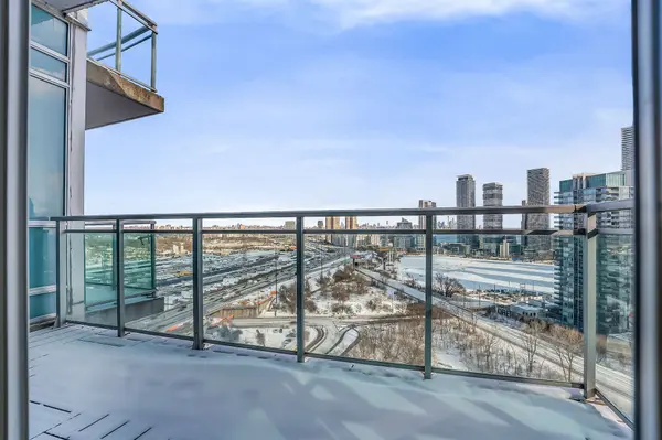 185 Legion RD N #PH7, Toronto W06, ON M8Y 0A1